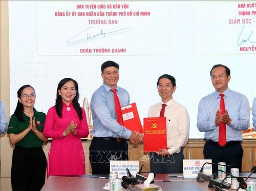 Ban Tuyên giáo và Dân vận Đảng ủy UBND Thành phố và Nhà xuất bản Tổng hợp Thành phố Hồ Chí Minh ký kết chương trình phối hợp trong công tác xây dựng và phát huy hiệu quả Không gian văn hóa Hồ Chí Minh. Ảnh: Xuân Khu/TTXVN
