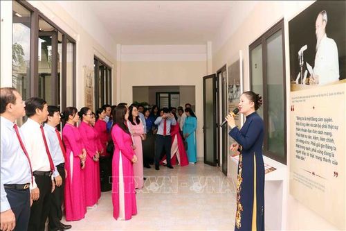 Các đại biểu tham quan Không gian văn hóa Hồ Chí Minh tại cơ quan Đảng ủy UBND Thành phố Hồ Chí Minh. Ảnh: Xuân Khu/TTXVN