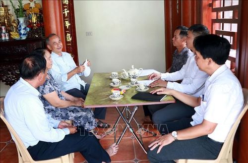 Cán bộ phường Đông A (Ninh Bình) lấy ý kiến người dân về phương án sắp xếp tổ dân phố.