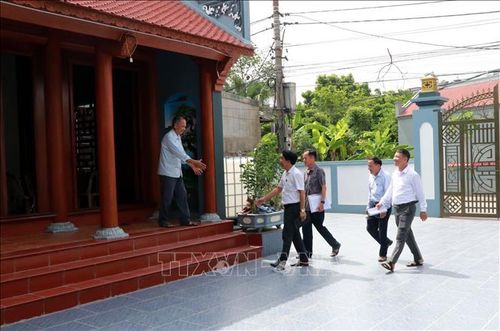Cán bộ phường Đông A (Ninh Bình) đến nhà người dân để tuyên truyền về phương án sắp xếp tổ dân phố.