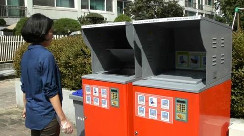 Những chiếc "ATM rác" thông minh được lắp đặt ngay tại các khu chung cư, cao ốc văn phòng để người dân có thể phân loại rác sinh hoạt ngay tại nguồn và trả tiền cho số rác mà mình mang đến . Ảnh: Center for Zero Waste Design