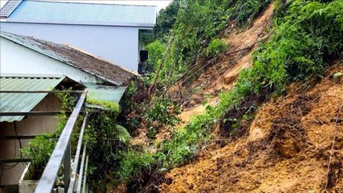Đất đá sạt lở vào nhà dân ở xã Lâm Bình, tỉnh Tuyên Quang. Ảnh: TTXVN phát