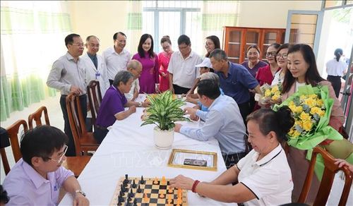 Bên cạnh việc thăm khám sức khỏe các hoạt động ngâm chân, massage, tập phục hồi chức năng, đọc sách, đánh cờ, giao lưu sinh hoạt nhằm nâng cao sức khỏe thể chất lẫn tinh thần.