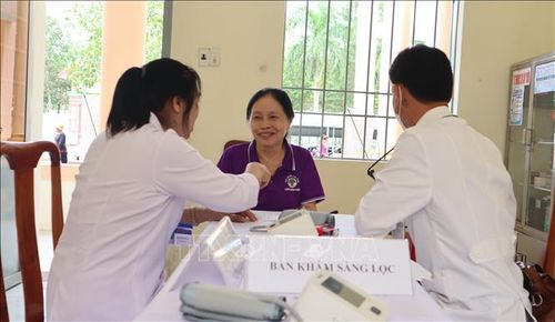 Bà Lê Thị Quyền (71 tuổi, áo tím) được kiểm tra sức khỏe, thử đường huyết, ngâm chân, massage và sử dụng nhiều dịch vụ hoàn toàn miễn phí.