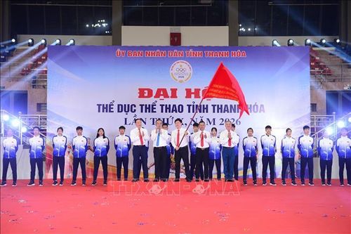 Bí thư Tỉnh ủy Thanh Hóa Lê Đức Thái chụp ảnh cùng các vận động viên.