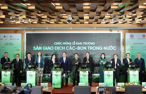 Đại biểu thực hiện nghi thức khai trương sàn giao dịch carbon trong nước. Ảnh: Phạm Tuấn Anh/TTXVN
