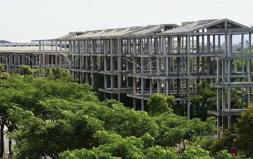Dự án khu đô thị Golden Hills đang xây dựng dang dở.