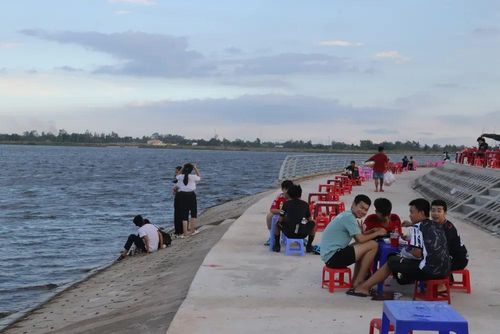  Thanh niên ở địa phương đến check-in địa điểm Lạc Địa. 