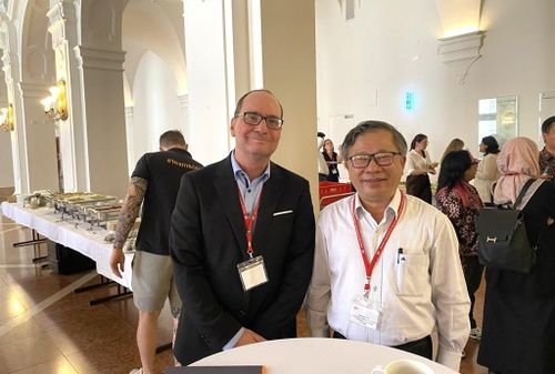 TS. Hà Thúc Viên, Phó Hiệu trưởng Trường Đại học Việt Đức (VGU) chụp ảnh cùng GS. Ingolf Römer, Giám đốc điều hành InfAI 
