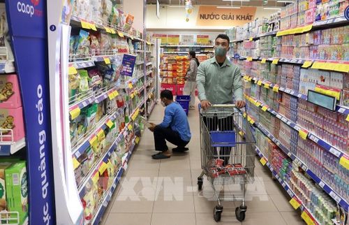 Người dân mua hàng hóa tại siêu thị CO.OP mart Rạch Giá, phường Rạch Giá (An Giang). Ảnh: Lê Huy Hải - TTXVN