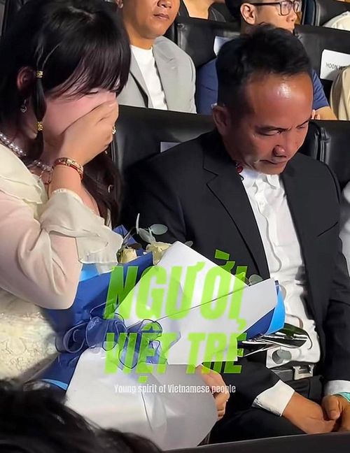 Bố và em gái Ý Nhi xúc động trong khoảnh khắc final walk khép lại nhiệm kỳ của nàng hậu. (Ảnh từ TikTok Người Việt Trẻ)