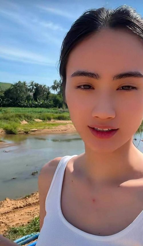 Ý Nhi giản dị về quê.