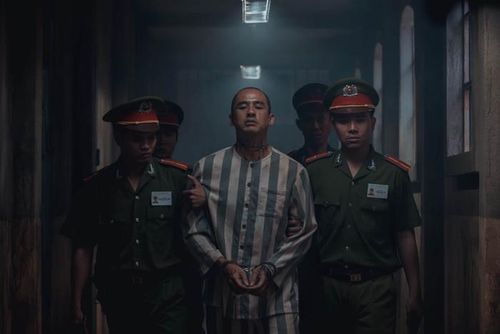 Trong phim, Lương Thế Thành vào vai một phạm nhân nguy hiểm và cũng là nhân vật phản diện trong trại giam (Ảnh: FBNV).