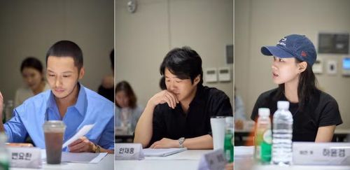 Các diễn viên chăm chú đọc kịch bản. Ảnh: Baeksang.official