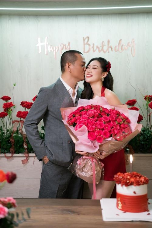 Ông xã từng tổ chức tiệc sinh nhật lãng mạn cho Khánh Vân.