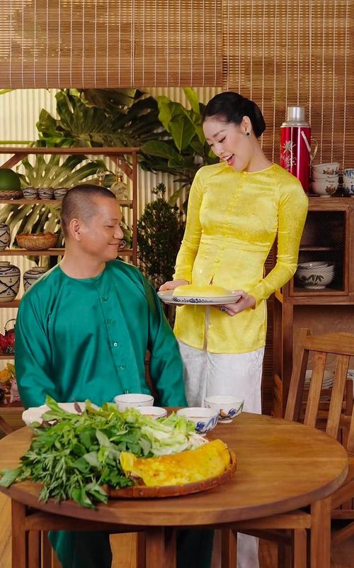 Khoảnh khắc ngọt ngào của Hoa hậu Khánh Vân và chồng.