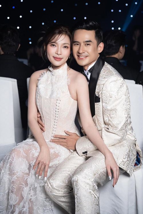 Thúy Diễm luôn sát cánh và ủng hộ chồng trong mỗi dự án mới. Ảnh: FBNV