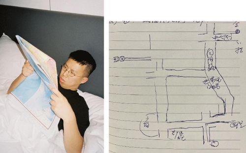 Dương Hạo đang xem bản đồ giấy (trái) và tấm bản đồ do nhân viên lễ tân khách sạn vẽ để hướng dẫn anh tìm khách sạn có thể đặt phòng trực tiếp