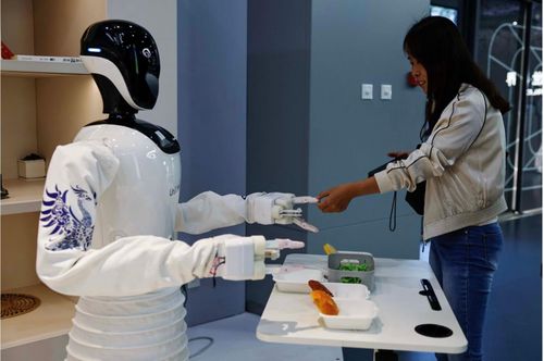 Một buổi trình diễn khả năng của robot mô phỏng người của một công ty Trung Quốc trước báo giới tại Bắc Kinh năm 2025. Ảnh: Reuters