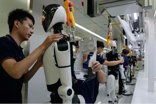 Người lao động lắp ráp robot có trí tuệ nhân tạo hiện thân tại một nhà máy ở Bắc Kinh. Ảnh: AP