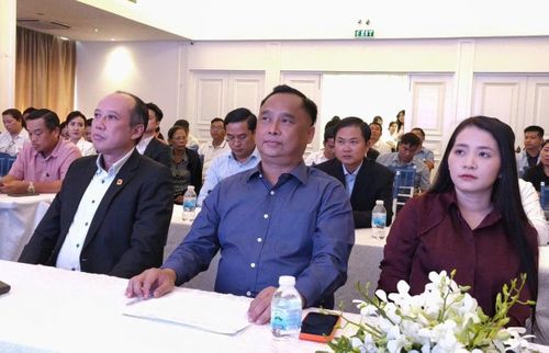 Ông Đỗ Thành Nhân (ngồi giữa), nhân tố mới tại NRC. Ảnh: Minh Tuấn.
