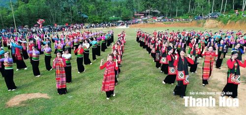 Tiết mục văn nghệ của người dân xã Pù Luông thu hút đông đảo du khách đến xem, cổ vũ.