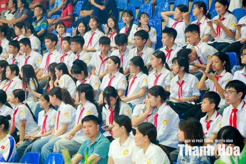 Đông đảo khán giả dự lễ bế mạc.