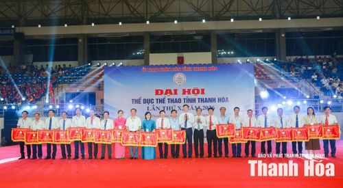 Phó Chủ tịch UBND tỉnh Đầu Thanh Tùng cùng lãnh đạo Sở Văn hóa, Thể thao và Du lịch trao cờ cho các đơn vị xuất sắc trong triển khai thực hiện Cuộc vận động “Toàn dân rèn luyện thân thể theo gương Bác Hồ vĩ đại”.