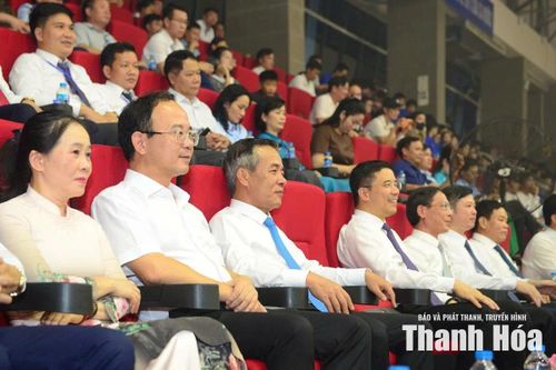 Bí thư Tỉnh ủy Lê Đức Thái và Phó Bí thư Thường trực Tỉnh ủy Nguyễn Hồng Phong cùng các đại biểu dự lễ bế mạc.