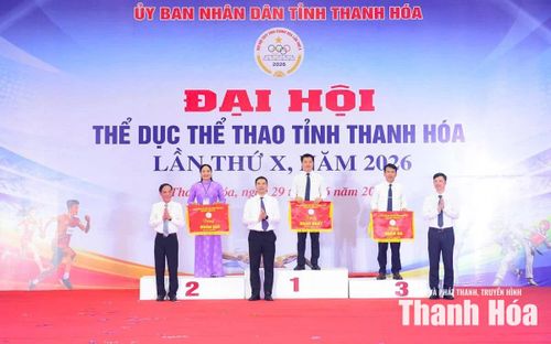 Phó Bí thư Thường trực Tỉnh ủy Nguyễn Hồng Phong; Phó Chủ tịch UBND tỉnh Đầu Thanh Tùng; Giám đốc Sở Văn hóa, Thể thao và Du lịch Lê Văn Trung trao cờ nhất, nhì, ba toàn đoàn cho các đơn vị
