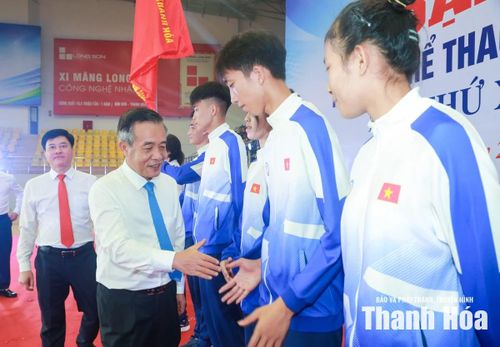 Bí thư Tỉnh ủy Lê Đức Thái động viên các vận động viên tiêu biểu của thể thao Thanh Hóa tham dự Đại hội Thể thao toàn quốc lần thứ X.