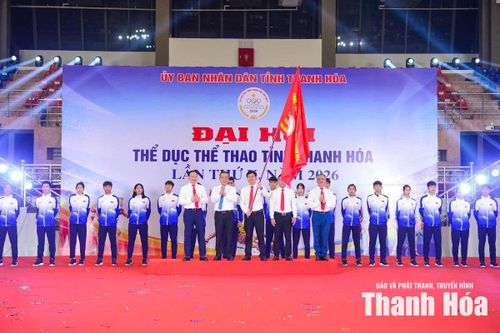 Đồng chí Lê Đức Thái, Ủy viên Trung ương Đảng, Bí thư Tỉnh ủy, Trưởng Đoàn ĐBQH tỉnh trao Cờ quyết thắng cho Đoàn vận động viên Thanh Hóa tham gia Đại hội Thể thao toàn quốc lần thứ X.