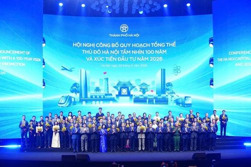 Chủ tịch Quốc hội Trần Thanh Mẫn chụp ảnh với đại biểu, doanh nghiệp và nhà đầu tư dự Hội nghị công bố Quy hoạch tổng thể Thủ đô Hà Nội tầm nhìn 100 năm và xúc tiến đầu tư năm 2026 do UBND TP. Hà Nội ngày 29/6. Ảnh: VGP.