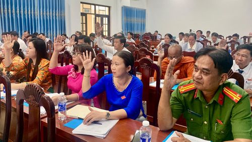 Đại biểu biểu quyết thông qua nghị quyết kỳ họp.
