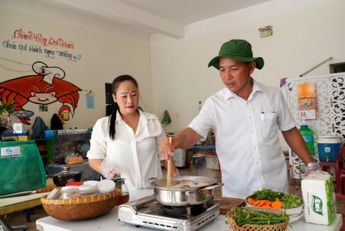 Gia đình anh Nguyễn Đình Trung tham gia Ngày hội “Biển gọi yêu thương - Gắn kết gia đình”. Ảnh: HỒ QUÂN