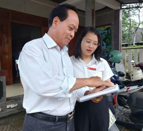 Ông Tạ Hữu Hoành, Bí thư Chi bộ kiêm Trưởng thôn Trà Va (xã Phước Trà) trao đổi với cán bộ xã về những công việc triển khai ở thôn liên quan đến chủ trương sắp xếp thôn/tổ dân phố. Ảnh: N.ĐOAN