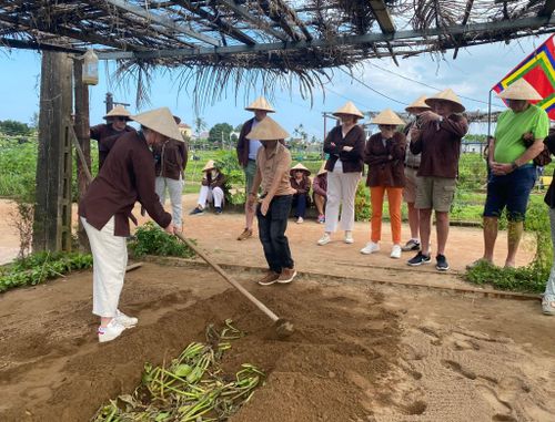 Canh tác hữu cơ tại làng rau Trà Quế (phường Hội An Tây). Ảnh: V.L