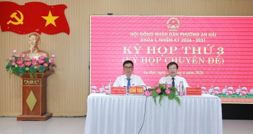 Lãnh đạo HĐND phường An Hải chủ tọa kỳ họp. Ảnh: ĐẮC MẠNH