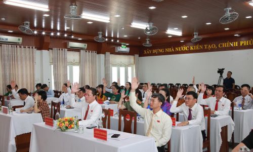 100% đại biểu HĐND phường tán thành thông qua nghị quyết sắp xếp tổ dân phố. Ảnh: ĐẮC MẠNH