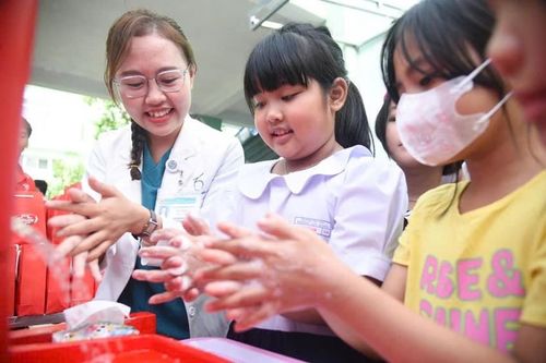 Trẻ em được bác sĩ hướng dẫn rửa tay đúng cách để phòng chống các bệnh truyền nhiễm. Ảnh: VY DŨNG