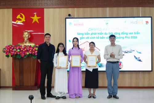 Trao giải cho các dự án thuộc nhóm sản phẩm và trải nghiệm địa phương. Ảnh: PHAN VINH