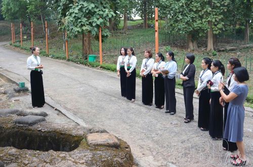 Đội ngũ thuyết minh viên thường xuyên trao đổi nghiệp vụ ngay trên các điểm di tích lịch sử để nâng cao trình độ chuyên môn.