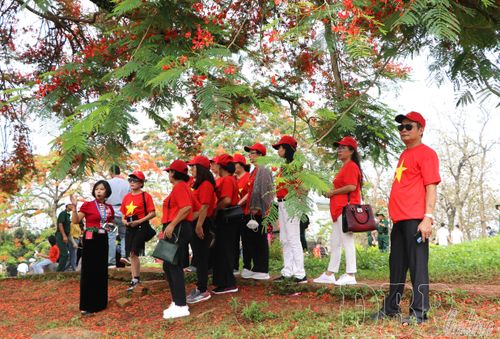 Thuyết minh viên Nguyễn Thị Hồng giới thiệu với du khách về những chiến thắng vẻ vang của Quân đội Nhân dân Việt Nam trên Di tích Đồi A1.