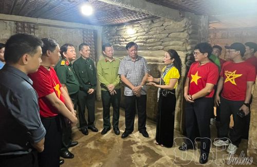 Thuyết minh viên Ngô Lai say sưa kể lại những câu chuyện lịch sử tại Di tích Hầm Chỉ huy Tập đoàn cứ điểm Điện Biên Phủ.