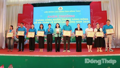 Đồng chí Lưu Thị Thanh Loan, Phó Trưởng Ban Tuyên giáo và Dân vận Tỉnh ủy (thứ 6 từ phải sang) và đồng chí Huỳnh Thị Tuyết Vui, Chủ tịch Liên đoàn Lao động tỉnh Đồng Tháp tặng Bằng khen của Liên đoàn Lao động tỉnh cho các tập thể và cá nhân.