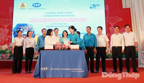 Đồng chí Huỳnh Thị Tuyết Vui, Chủ tịch Liên đoàn Lao động tỉnh Đồng Tháp (bên phải hàng đầu) và bà Phan Thị Kim Lan, Tổng Giám đốc Tổ chức tài chính vi mô CEP thực hiện ký kết thỏa thuận phối hợp.