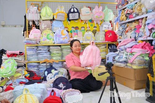 Chị Trần Thị Ngọc Dung ứng dụng hình thức livestream trên mạng xã hội để quảng bá, giới thiệu sản phẩm khởi nghiệp đến khách hàng trong cả nước.