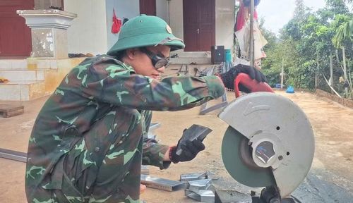 Chiến sĩ Đại đội 17 tham gia làm nhà mới cho gia đình chị Dương Thị Thành. Ảnh: N.T