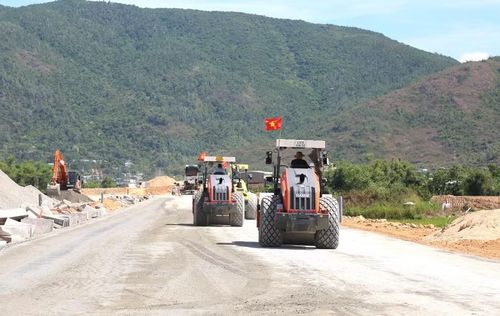 Nhiều đoạn đường đang được các nhà thầu sử dụng máy móc lu nền đường, chuẩn bị thảm nhựa. Ảnh: T.S