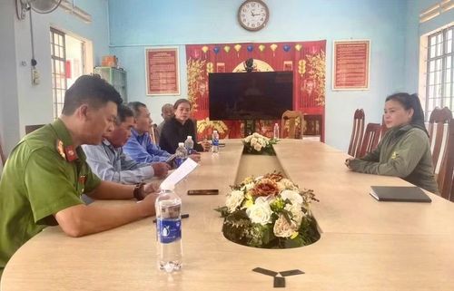 Công an xã Hra làm việc với đại diện nhà xe Thuận Tiến và gia đình các cháu có hành vi ném đá xe khách vào tối 20-6 tại địa bàn xã Hra. Ảnh: Đ.T